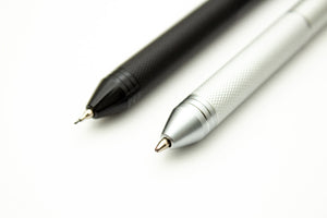 detalle de las puntas del bolígrafo de tres colores y portaminas juntos
